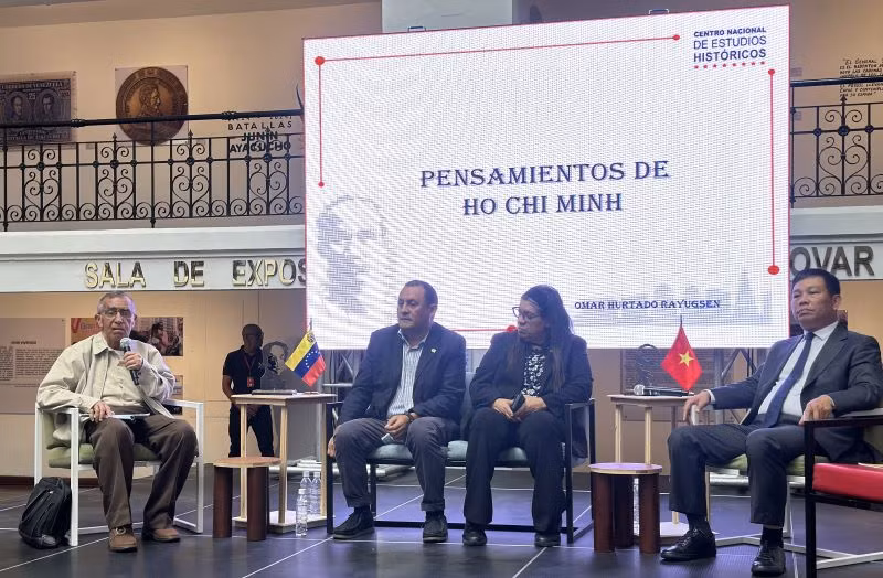 Giáo sư, Tiến sĩ Omar Edmundo, Chủ tịch Trung tâm nghiên cứu lịch sử quốc gia chia sẻ tại tọa đàm. (Ảnh: Đại sứ quán Việt Nam tại Venezuela)