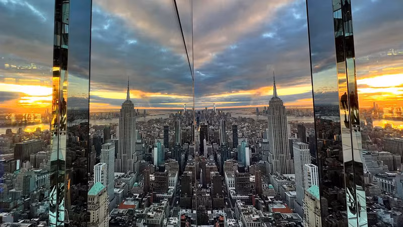 Ước tính gần 1.000 tỷ kg bê-tông, thép và kính tại New York đang đè xuống mặt đất. (Ảnh: Reuters)