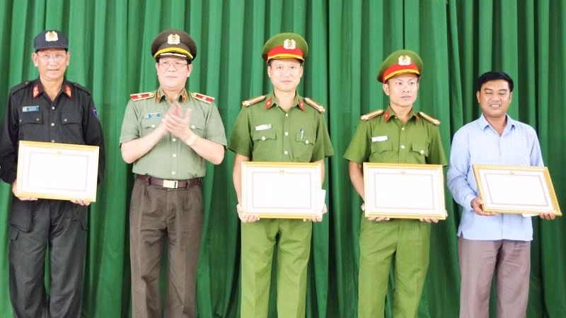 Thiếu tướng Lê Vinh Quy, Giám đốc Công an tỉnh Đắk Lắk trao tặng Giấy khen cho các tập thể, cá nhân. (Ảnh: Công an cung cấp)