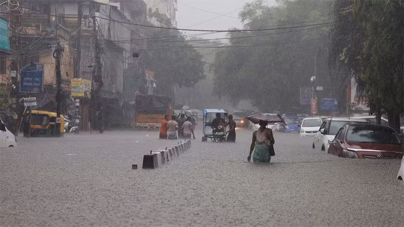 Tuyến đường tại New Delhi bị ngập sau cơn mưa xối xả ngày 8/7/2023. (Ảnh: Reuters) Tuyến đường tại New Delhi bị ngập sau cơn mưa xối xả ngày 8/7/2023. (Ảnh: Reuters)