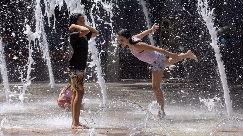 Các bé gái "giải nhiệt" trong thời tiết nắng nóng tại bang Texas, Mỹ, ngày 18/7/2023. (Ảnh: Reuters)