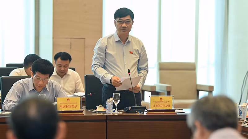 Chủ nhiệm Ủy ban Kinh tế Vũ Hồng Thanh trình bày báo cáo tại hội nghị. (Ảnh: Duy Linh) Chủ nhiệm Ủy ban Kinh tế Vũ Hồng Thanh trình bày báo cáo tại hội nghị. (Ảnh: Duy Linh)