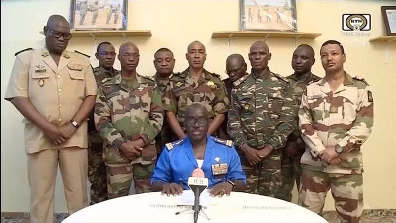 Người phát ngôn quân đội Niger, ông Amadou Adramane phát biểu trên truyền hình quốc gia sau khi Tổng thống Mohamed Bazoum bị giam giữ trong Dinh Tổng thống, ngày 26/7/2023. (Ảnh: ORTN/Reuters)