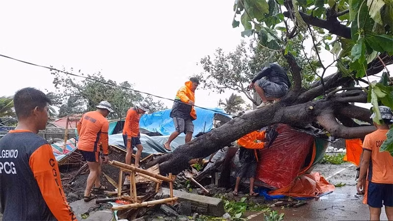 Lực lượng bảo vệ bờ biển Philippines dọn dẹp cây đổ trên tuyến đường tại tỉnh Cagayan, ngày 26/7, sau khi bão Doksuri đổ bộ. (Ảnh: Lực lượng bảo vệ bờ biển Philippines)