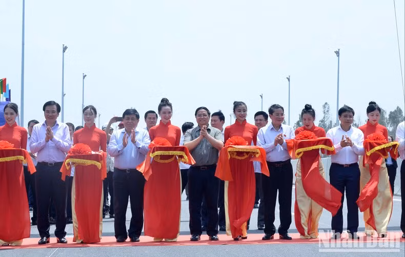 Thủ tướng Phạm Minh Chính và các đồng chí lãnh đạo cắt băng khánh thành Dự án thành phần Phan Thiết - Dầu Giây.