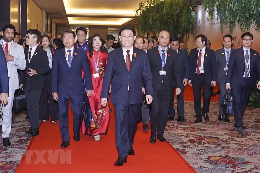 Chủ tịch Quốc hội Vương Đình Huệ và các đại biểu dự lễ khai mạc. (Ảnh: TTXVN)
