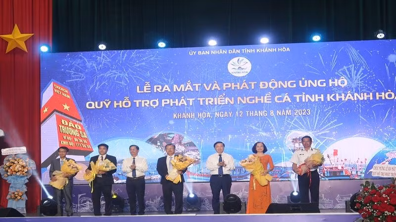 Phó Thủ tướng Trần Hồng Hà tặng hoa Ban quản trị Quỹ hỗ trợ phát triển nghề cá Khánh Hòa. (Ảnh: PHONG NGUYÊN)