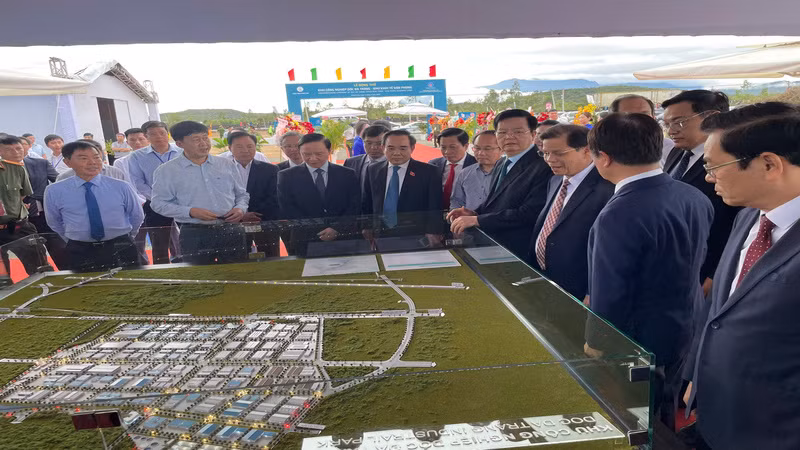 Các đại biểu nghiên cứu mô hình dự án Đầu tư xây dựng và kinh doanh kết cấu hạ tầng Khu công nghiệp Dốc Đá Trắng. (Ảnh: KỲ NAM)