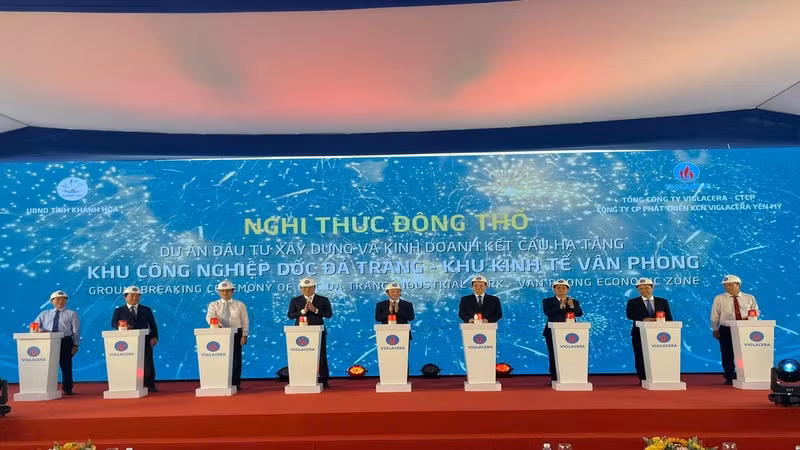 Thực hiện nghi thức động thổ dự án Đầu tư xây dựng và kinh doanh kết cấu hạ tầng Khu công nghiệp Dốc Đá Trắng. (Ảnh: KỲ NAM) 