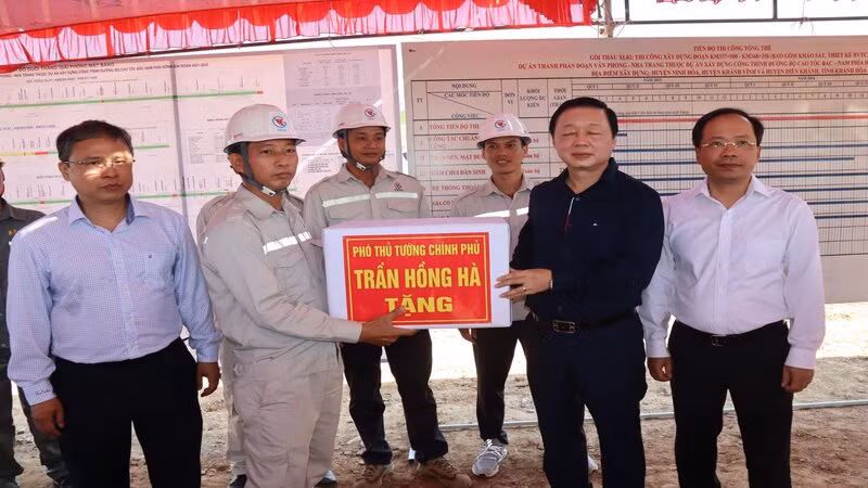 Phó Thủ tướng Trần Hồng Hà tặng quà động viên kỹ sư, công nhân đơn vị thi công. (Ảnh: VĂN KỲ) Phó Thủ tướng Trần Hồng Hà tặng quà động viên kỹ sư, công nhân đơn vị thi công. (Ảnh: VĂN KỲ)