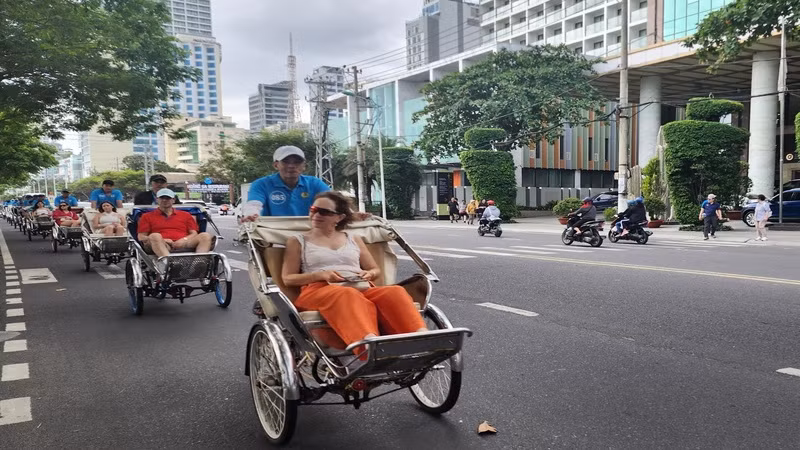 Khách du lịch tàu biển thăm thành phố Nha Trang. (Ảnh: PHONG NGUYÊN)