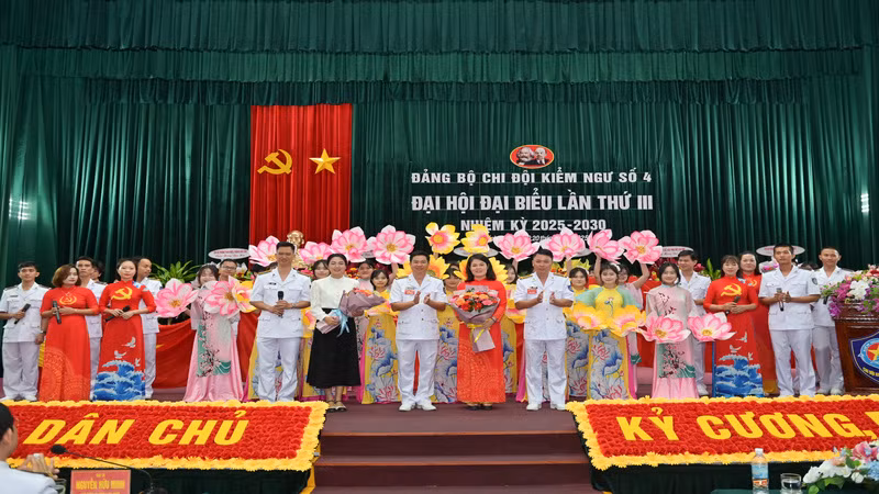 Các tổ chức quần chúng và đơn vị kết nghĩa chúc mừng Đại hội. (Ảnh: CTV HQ)