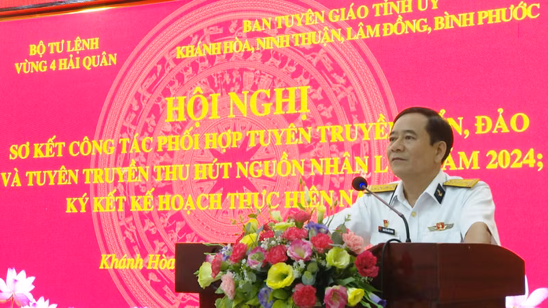Đại tá Nguyễn Hữu Minh, Phó Chính ủy Vùng 4 Hải quân phát biểu chỉ đạo hội nghị. (Ảnh: CTV HQ)