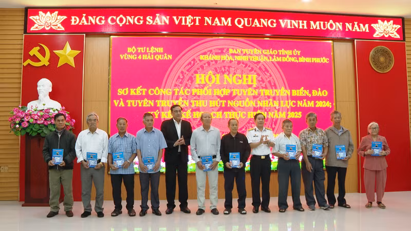 Bộ Tư lệnh Vùng 4 Hải quân trao tặng các phần quà đến các gia đình chính sách của huyện Cam Lâm. (Ảnh: CTV HQ)