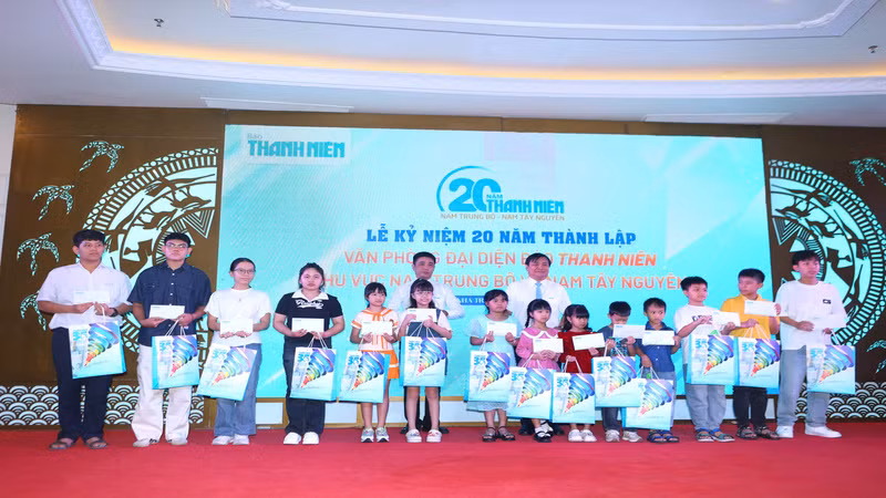 Trao tặng học bổng đến con em các đại lý, bưu điện phát hành báo Thanh Niên có hoàn cảnh khó khăn. (Ảnh: Thanh Niên) 