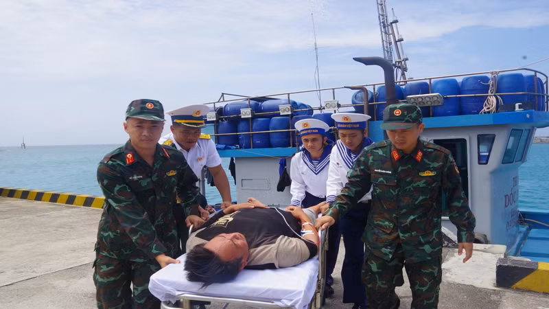 Ngư dân Phạm Văn Trình được đưa vào Bệnh xá đảo Trường Sa. (Ảnh: CTV HQ) 
