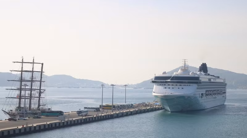 Tàu du lịch biển quốc tế Norwegian Spirit cập Cảng quốc tế Cam Ranh. (Ảnh: CTV)