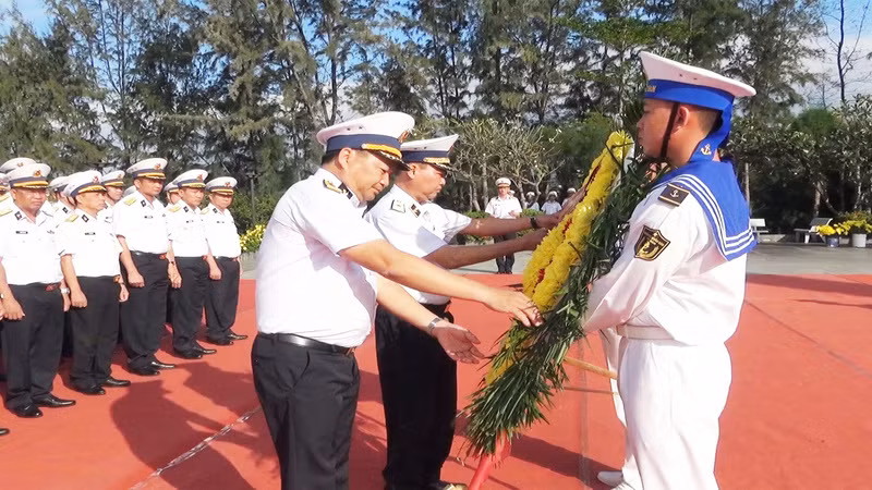 Chuẩn Đô đốc Nguyễn Anh Tuấn, Ủy viên Đảng ủy Quân chủng, Tư lệnh Vùng 4; Thượng tá Bùi Xuân Bình, Bí thư Đảng ủy, Chính ủy Vùng chỉnh hoa, thỉnh hương tại buổi lễ. (Ảnh: CTV )
