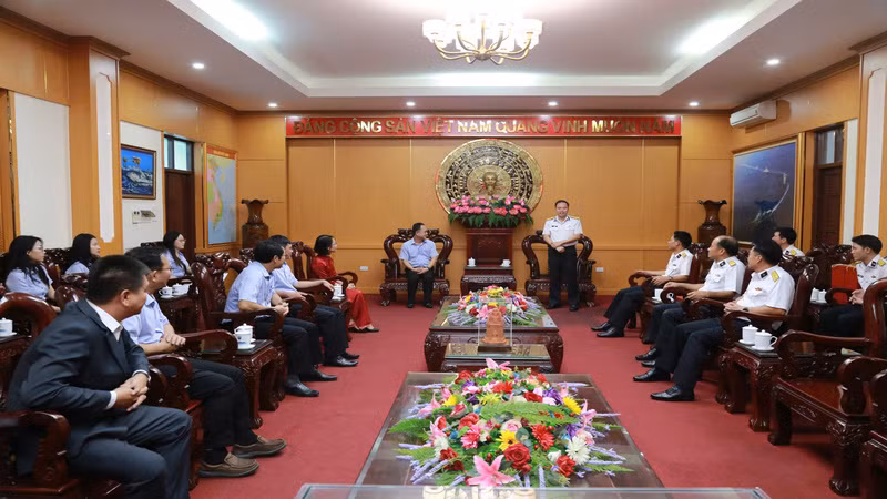 Đại tá Đỗ Minh, Phó Tư lệnh Vùng 4 Hải quân phát biểu cảm ơn hai doanh nghiệp. (Ảnh: CTV)