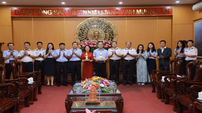 Đoàn công tác chụp ảnh lưu niệm. (Ảnh: CTV)