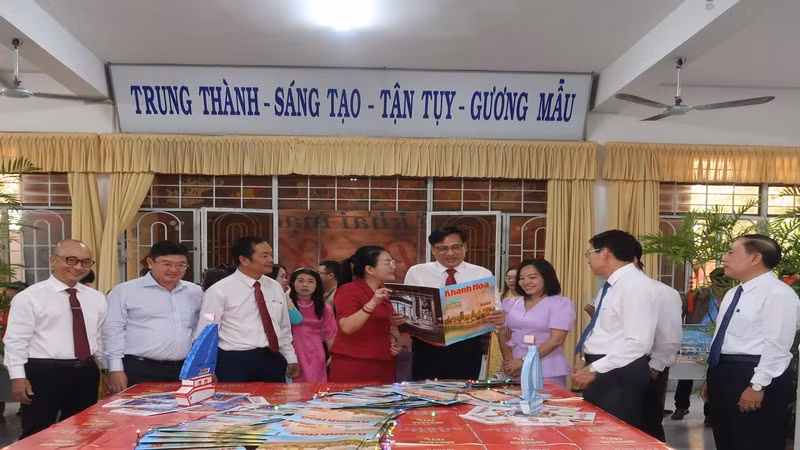 Đại biểu tham quan trưng bày báo Xuân. Ảnh: PHONG NGUYÊN. Đại biểu tham quan trưng bày báo Xuân. Ảnh: PHONG NGUYÊN.