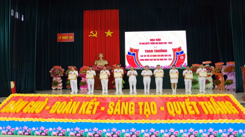Chỉ huy Lữ đoàn 146 trao thưởng cho các các tập thể cá nhân tiêu biểu. (Ảnh: XUÂN NGUYỄN)