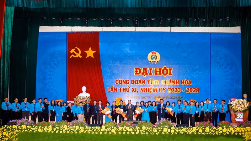 Ban chấp hành Liên đoàn Lao động tỉnh Khánh Hòa khóa XI, nhiệm kỳ 2023-2028 ra mắt đại hội. (Ảnh: VÕ TOÀN)