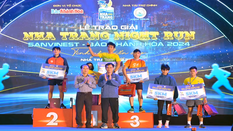 Ban Tổ chức trao giải chạy cự ly 5km nam. (Ảnh: CTV)