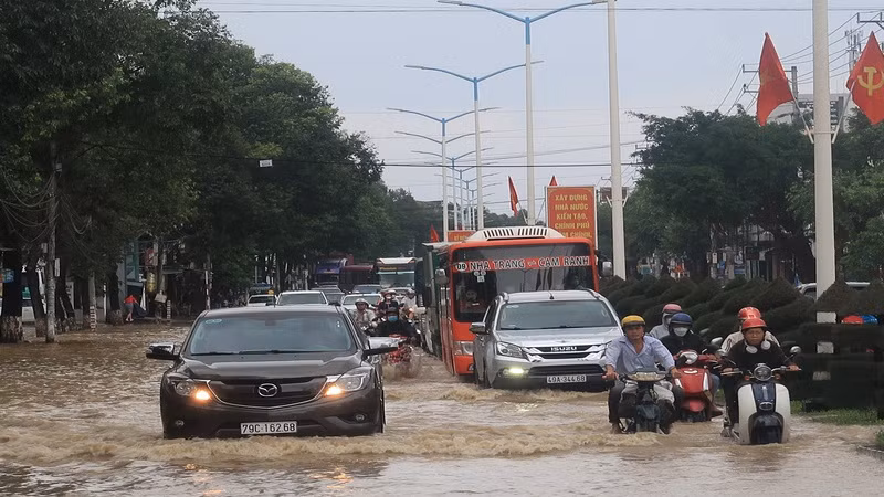 Đến sáng ngày 16/12, đường 23 tháng 10 (thành phố Nha Trang, Khánh Hòa) vẫn còn ngập sâu, phương tiện đi lại khó khăn. (Ảnh: PHONG NGUYÊN) 