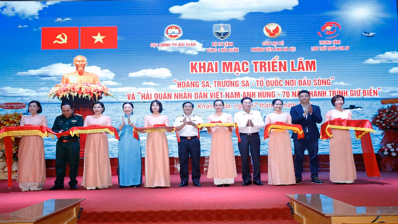 Đại biểu cắt băng khai mạc triển lãm. (Ảnh: CTV)