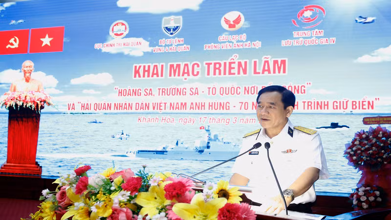 Đại tá Nguyễn Hữu Minh, Phó Chính ủy Vùng 4 Hải quân phát biểu khai mạc triển lãm.(Ảnh: CTV)