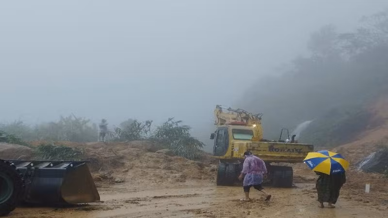 Đơn vị thi công tiếp tục khắc phục những đoạn đường hư hỏng. (Ảnh: CTV)