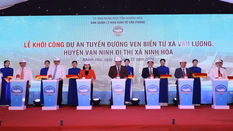Đại biểu bấm nút khởi công Dự án Tuyến đường ven biển từ xã Vạn Lương (huyện Vạn Ninh) đi thị xã Ninh Hòa. (Ảnh: CTV)