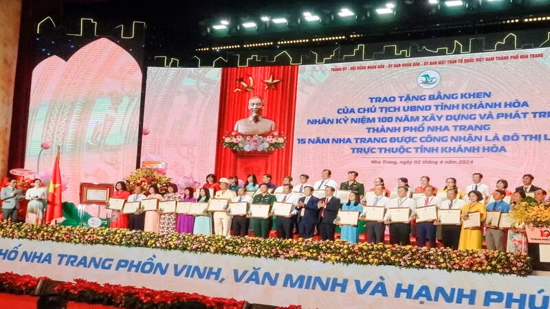 Thành phố Nha Trang khen thưởng các tập thể, cá nhân có thành tích xuất sắc trong quá trình xây dựng, phát triển. (Ảnh: PHONG NGUYÊN)