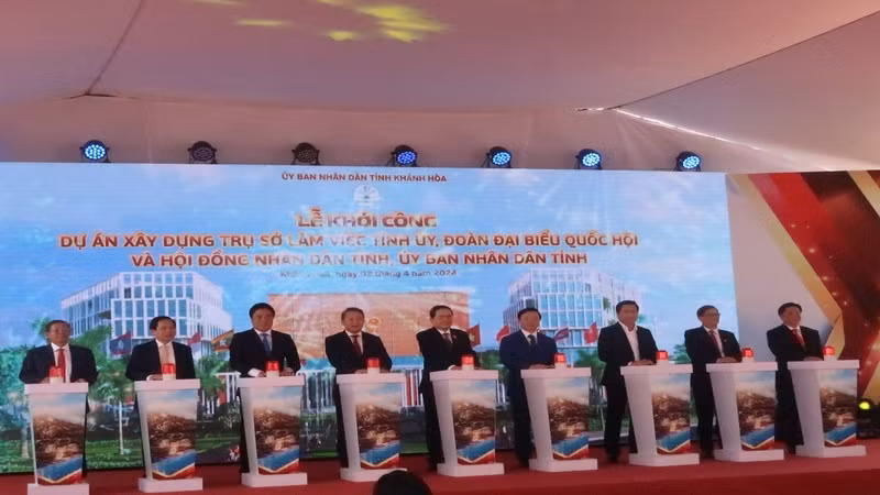 Đại biểu thực hiện nghi thức khởi công Dự án (Ảnh: PHONG NGUYÊN)