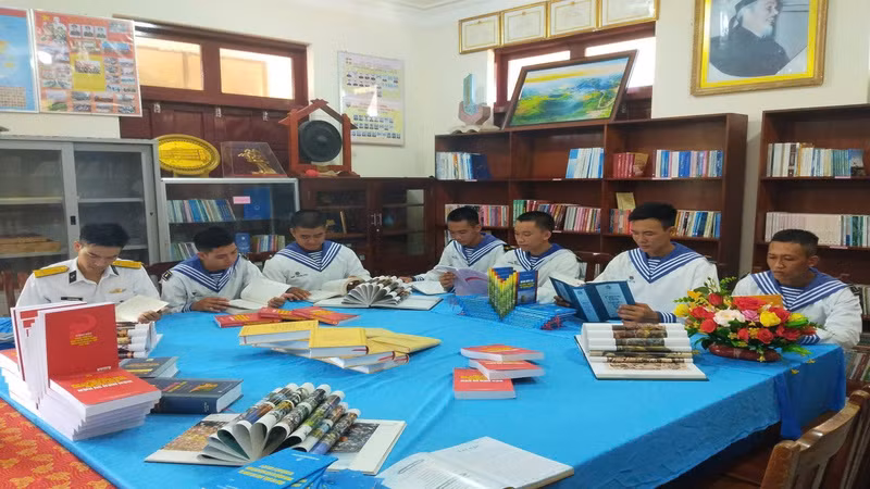 Cán bộ, chiến sĩ đảo Đá Đông thi trưng bày mô hình sách pháp luật. (Ảnh: CTV HQ)