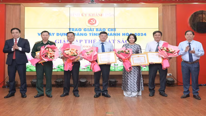 Ban tổ chức giải tặng Bằng khen cho 5 đơn vị có nhiều đóng góp cho thành công của giải. (Ảnh: NGỌC HÒA) Ban tổ chức giải tặng Bằng khen cho 5 đơn vị có nhiều đóng góp cho thành công của giải. (Ảnh: NGỌC HÒA)