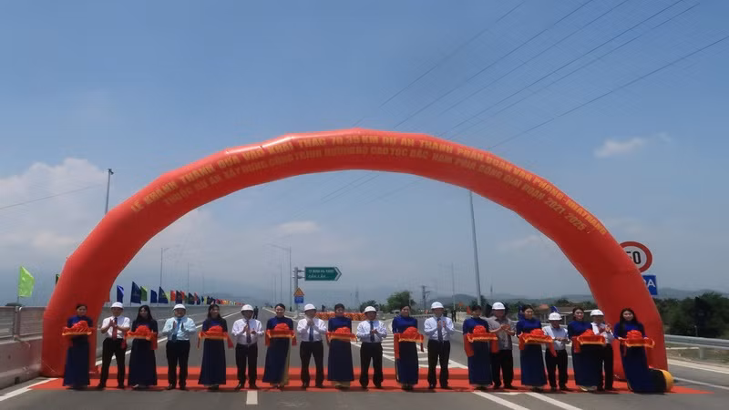 Đại biểu thực hiện nghi thức cắt băng khánh thành Dự án thành phần đoạn Vân Phong-Nha Trang, thuộc Dự án xây dựng công trình đường bộ cao tốc bắc-nam phía Đông giai đoạn 2021-2025. (Ảnh: PHONG NGUYÊN) 