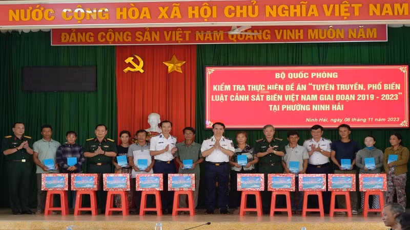 Tặng quà cho ngư dân và gia đình chính sách trên địa bàn. (Ảnh NGỌC HÒA)