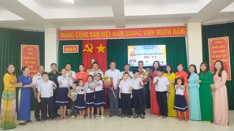 Không khí ấm áp của Ngày Nhà giáo Việt Nam 20/11 ở huyện đảo Trường Sa. (Ảnh: CTV HQ)