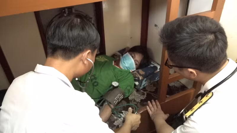 Tổ Quân y Tàu 414 kiểm tra sức khỏe ngư dân Trần Hoài Sang trước khi bàn giao cho địa phương và gia đình. (Ảnh: CTV HQ) 