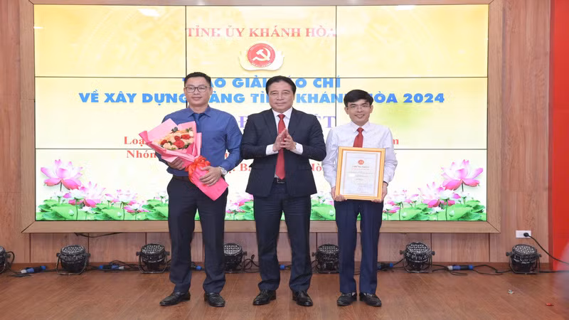 Trao giải đặc biệt cho loạt bài Kích hoạt tinh thần dám nghĩ, dám làm của nhóm tác giả Nguyễn Đình Lâm, Phạm Văn Kỳ (Báo Khánh Hòa). (Ảnh: NGỌC HÒA) Trao giải đặc biệt cho loạt bài Kích hoạt tinh thần dám nghĩ, dám làm của nhóm tác giả Nguyễn Đình Lâm, Phạm Văn Kỳ (Báo Khánh Hòa). (Ảnh: NGỌC HÒA)