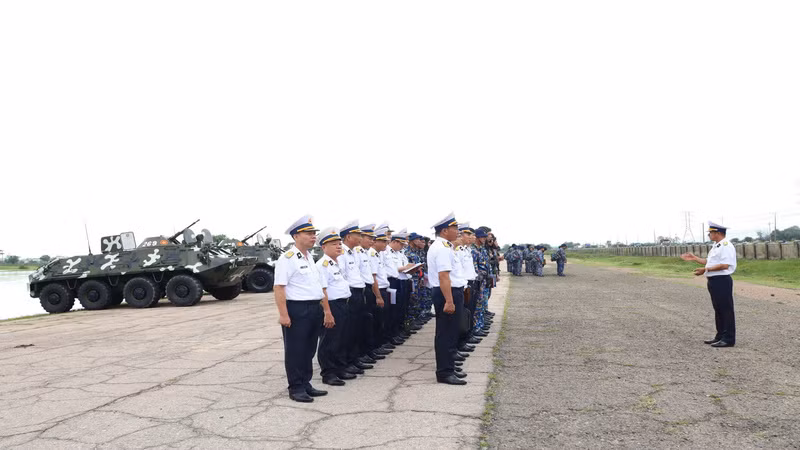 Đại tá Ngô Đình Xuyên, Phó Tư lệnh Vùng, Trưởng đoàn kiểm tra số 2 quán triệt trước kiểm tra. (Ảnh: CTV HQ) 