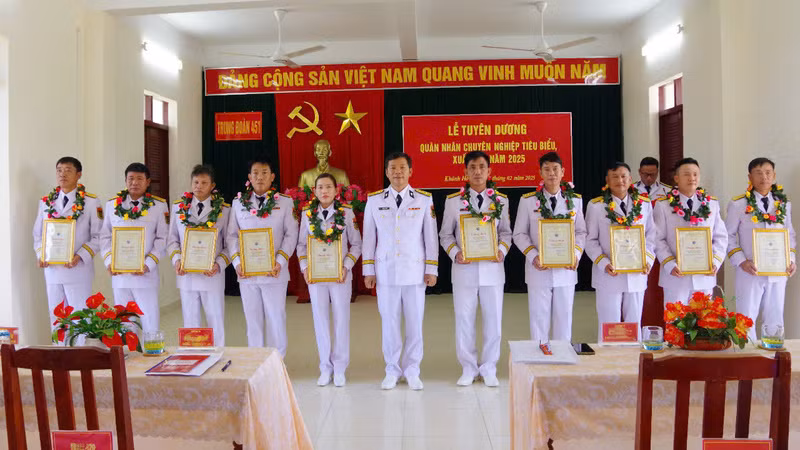 Lãnh đạo, chỉ huy Trung đoàn tôn vinh quân nhân chuyên nghiệp tiêu biểu, xuất sắc. (Ảnh: CTV HQ)