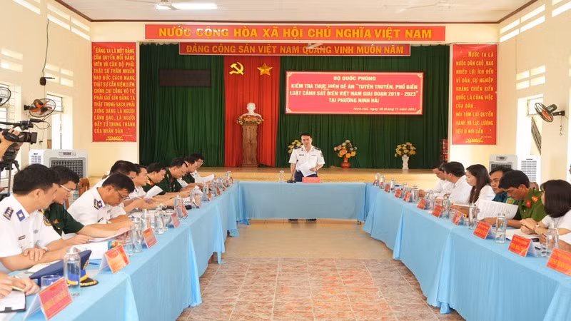 Kiểm tra kết quả thực hiện Đề án “Tuyên truyền, phổ biến Luật Cảnh sát biển Việt Nam giai đoạn 2019-2023” tại phường Ninh Hải, thị xã Ninh Hòa, (Ảnh NGỌC HÒA)