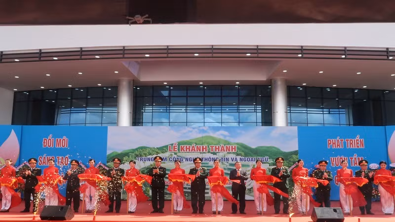 Nghi thức cắt băng khánh thành Trung tâm Công nghệ thông tin và Ngoại ngữ, thuộc Trường Đại học Thông tin liên lạc. (Ảnh: PHONG NGUYÊN) Nghi thức cắt băng khánh thành Trung tâm Công nghệ thông tin và Ngoại ngữ, thuộc Trường Đại học Thông tin liên lạc. (Ảnh: PHONG NGUYÊN)