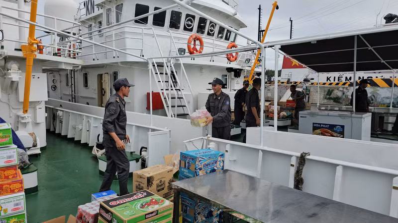 Chuẩn bị lương thực, thực phẩm cho cán bộ, nhân viên trên tàu và sẵn sàng giúp đỡ bà con ngư dân trên biển khi có sự cố xảy ra. (Ảnh: CTV HQ)