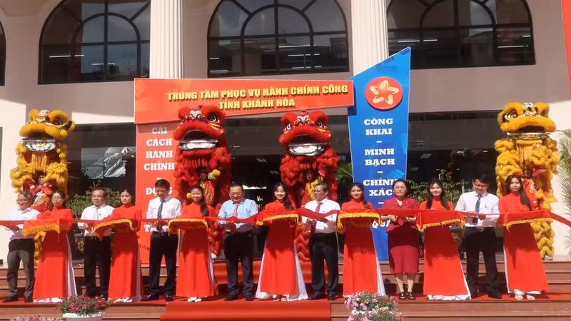 Nghi thức cắt băng khánh thành Trung tâm Trung tâm Phục vụ hành chính công tỉnh Khánh Hòa. (Ảnh: PHONG NGUYÊN) 