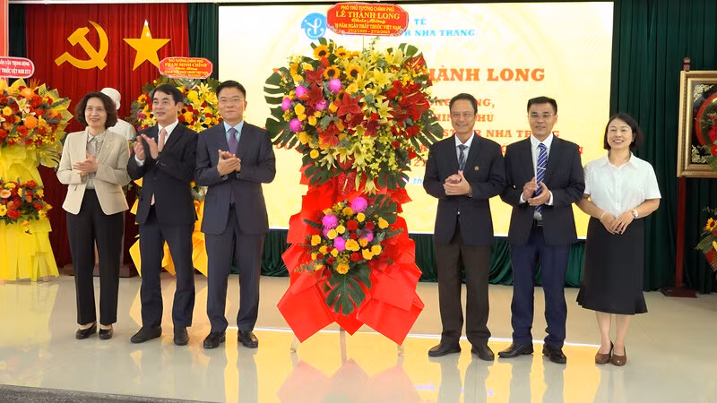 Phó Thủ tướng Chính phủ Lê Thành Long (thứ 3 từ trái qua) tặng hoa lãnh đạo Viện Pasteur Nha Trang. (Ảnh: NGỌC HÒA)