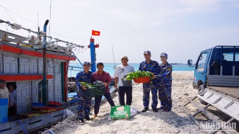 Cán bộ chiến sĩ đảo Sơn Ca hỗ trợ lương thực, thực phẩm, nhu yếu phẩm cho ngư dân tàu cá BĐ 97938 TS. Cán bộ chiến sĩ đảo Sơn Ca hỗ trợ lương thực, thực phẩm, nhu yếu phẩm cho ngư dân tàu cá BĐ 97938 TS.